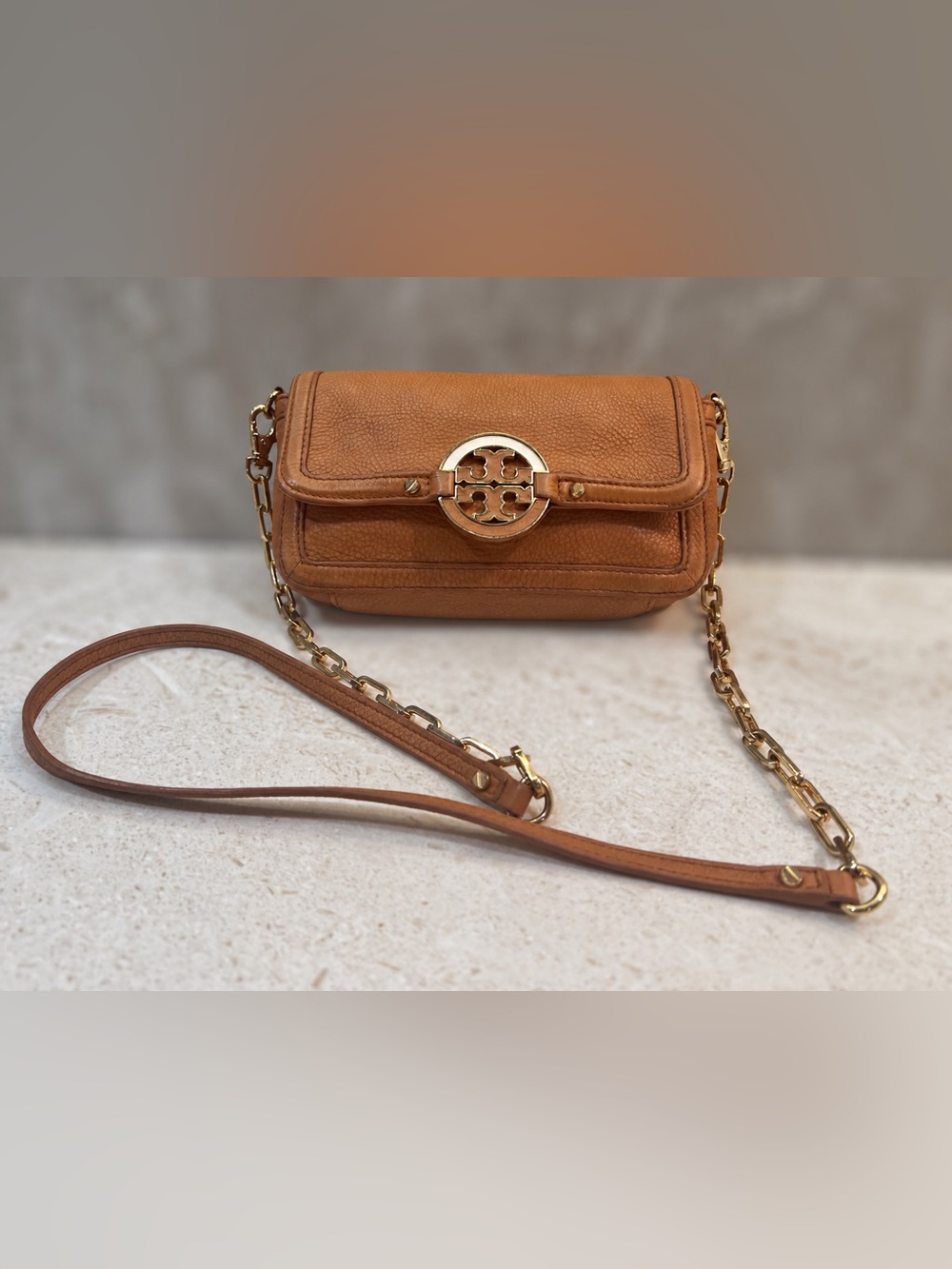 Tory Burch Tan Pebbled Leather Crossbody Bag – Gold Logo & Chain Strap